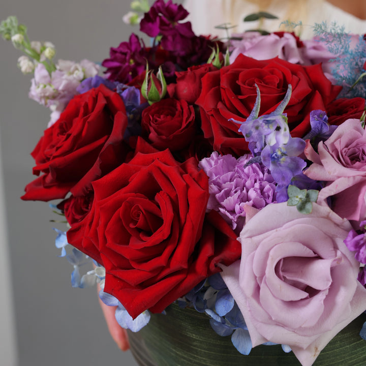 Vase "Enchanting Amour" with roses and delphinium