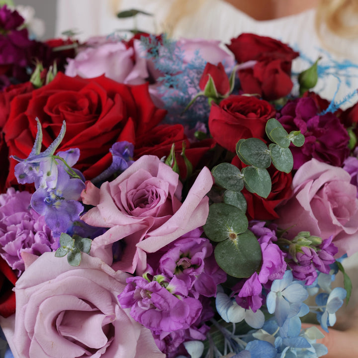 Vase "Enchanting Amour" with roses and delphinium