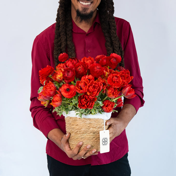 Basket Red garden with tulips and ranunculus