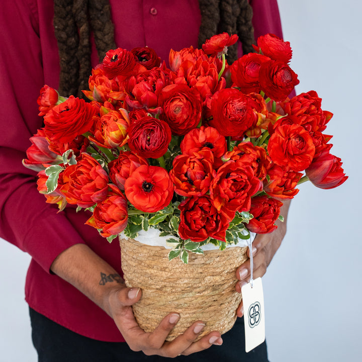 Basket Red garden with tulips and ranunculus