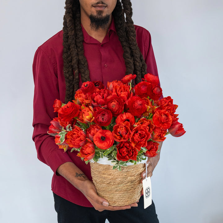 Basket Red garden with tulips and ranunculus