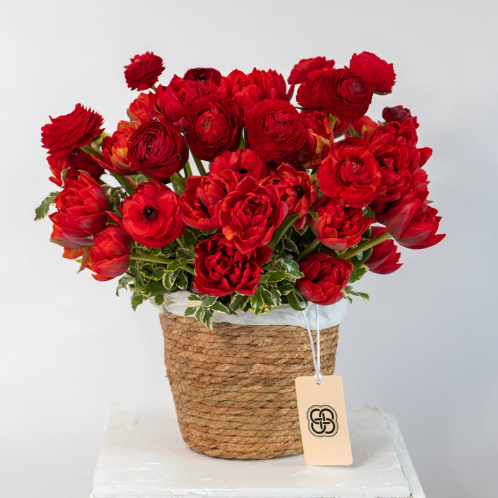 Basket Red garden with tulips and ranunculus