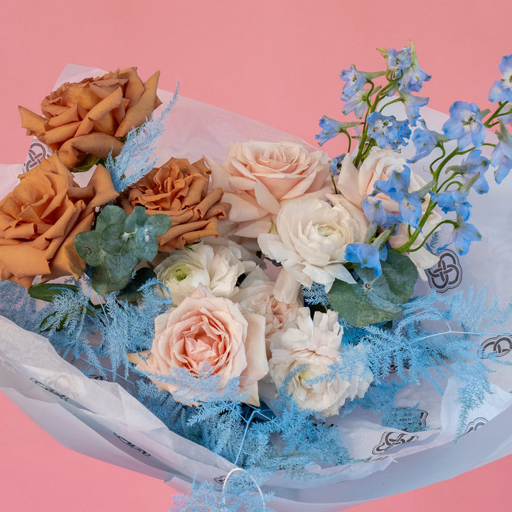 Simple bouquet "Cappuccino" with roses and delphinium