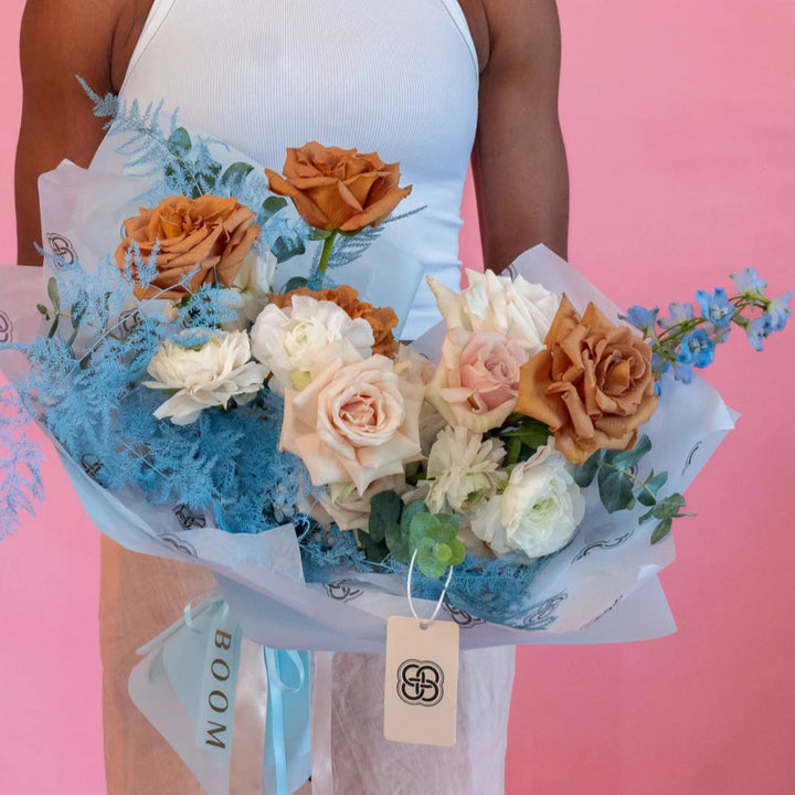 Small bouquet "Cappuccino" with roses and ranunculus