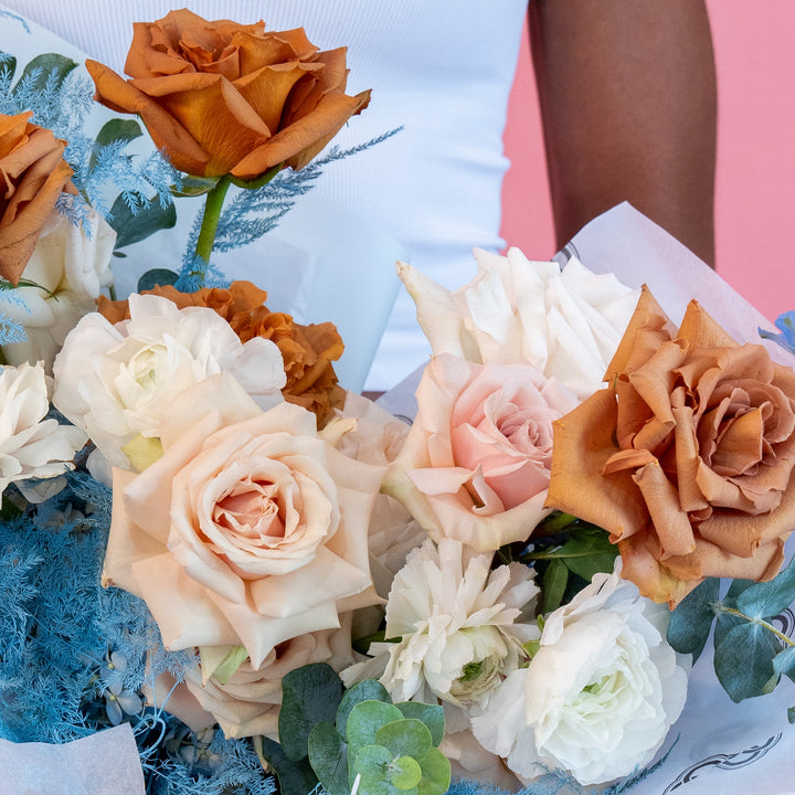 Small bouquet "Cappuccino" with roses and ranunculus