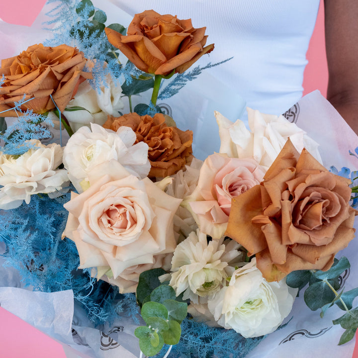 Small bouquet "Cappuccino" with roses and ranunculus