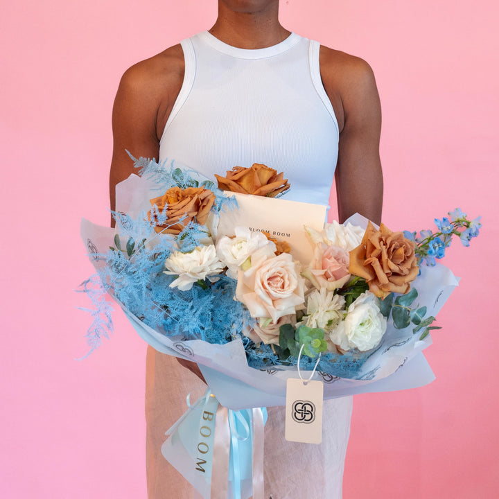 Small bouquet "Cappuccino" with roses and ranunculus