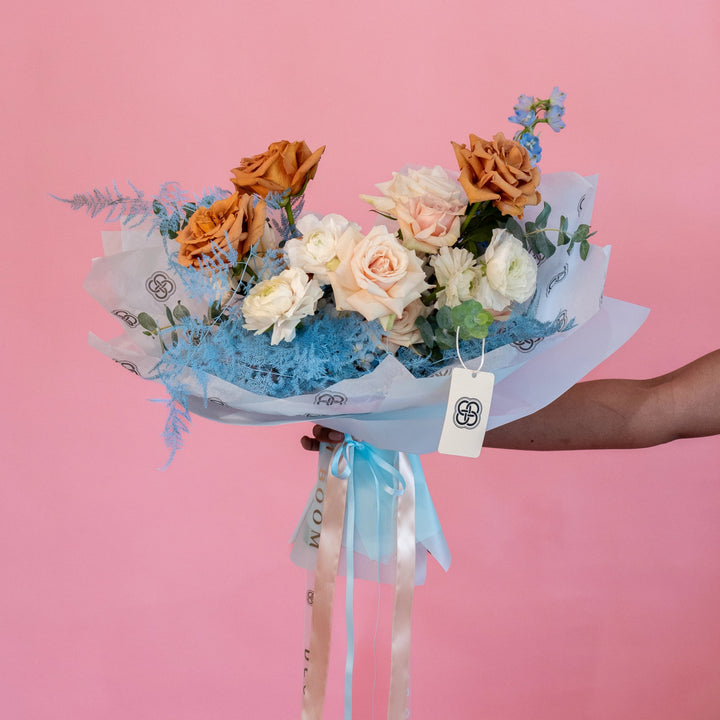 Small bouquet "Cappuccino" with roses and ranunculus