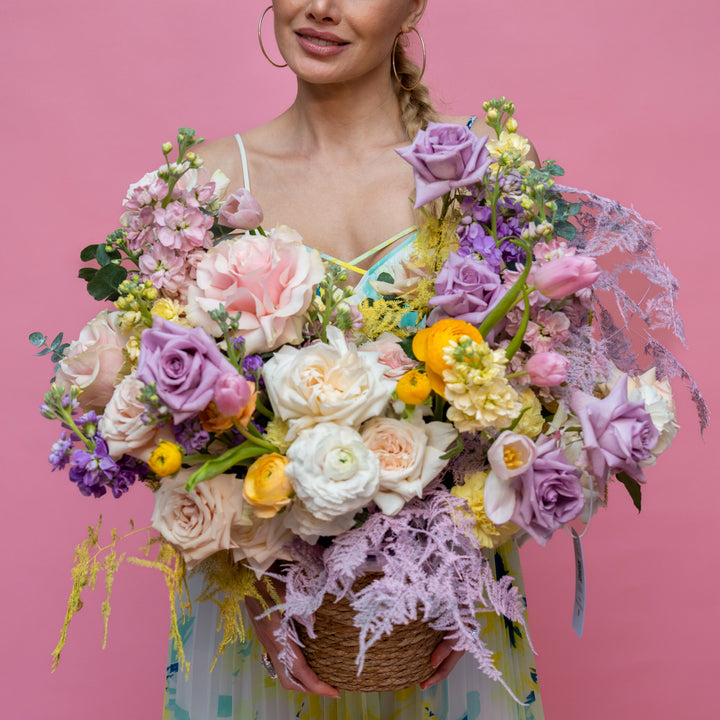 Flower basket "Bubble gum" with roses and ranunculus