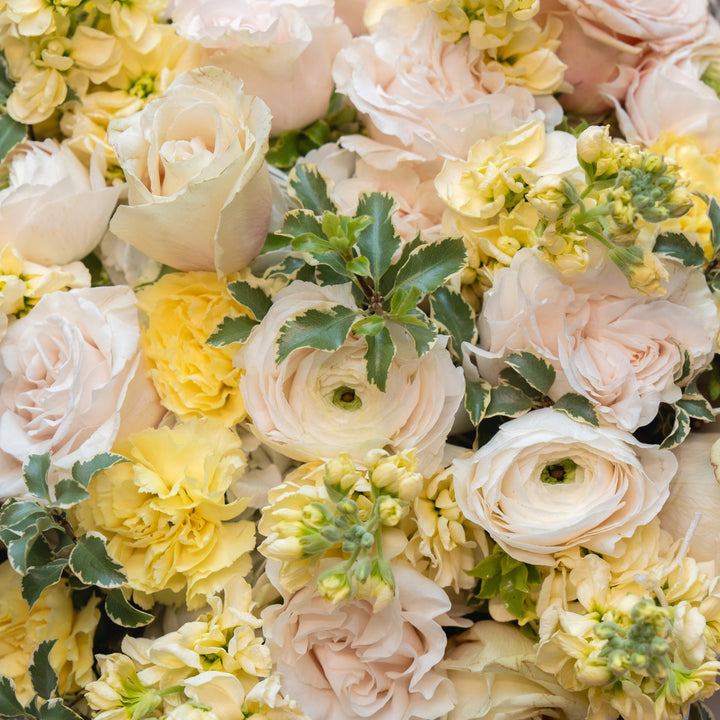 Classic bouquet "Sunny day" with roses and ranunculus