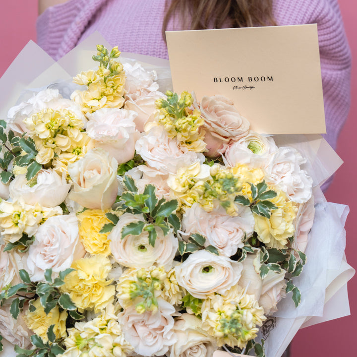 Classic bouquet "Sunny day" with roses and ranunculus