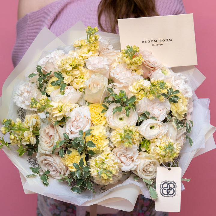 Classic bouquet "Sunny day" with roses and ranunculus